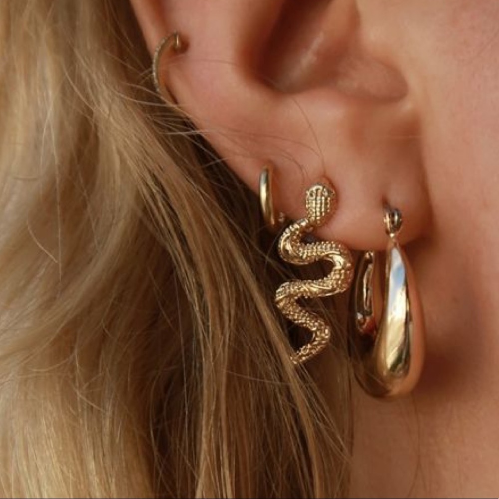 Sculptural Heart Shape Oval Hoop Earrings - Picture 2 of 12